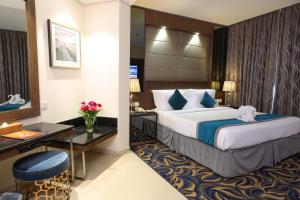 Postel nebo postele na pokoji v ubytování Omega Hotel Dubai