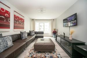 un salon avec un canapé et une télévision dans l'établissement A Stylish One-Bedroom Next to London Museum!, à Colindale 22 autres photos
