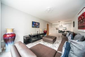 un salon avec un canapé et une table dans l'établissement A Stylish One-Bedroom Next to London Museum!, à Colindale