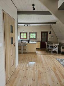 an empty room with a kitchen and a dining room at PrzyTuLasek - domek pod lasem, blisko Energylandii in Zator