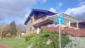 una señal de la calle azul frente a un edificio en Ferienwohnung Villmar en Villmar