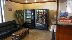 una habitación con dos máquinas de refrescos en un restaurante en Flushing Motel, en Queens