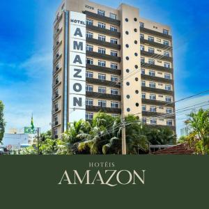 Una señal de hotel amazon frente a un edificio en Amazon Plaza Hotel, en Cuiabá