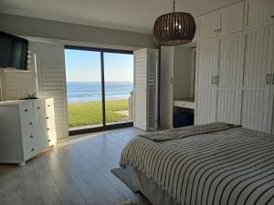 Katil atau katil-katil dalam bilik di Beachfront Lux Escape