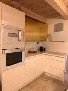 Η κουζίνα ή μικρή κουζίνα στο Luxury chata Frymburk-Vřesná