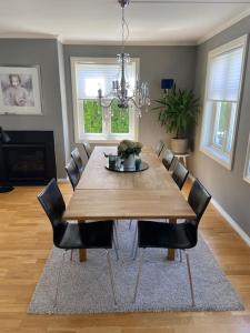 a dining room with a wooden table and chairs at Flott enebolig nær sjøen, Hvaler og Fredrikstad in Fredrikstad