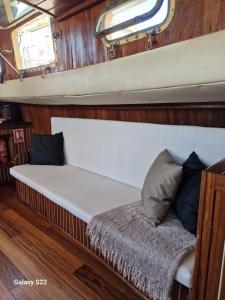 una cama en la parte trasera de un barco en Mondragón, en Puerto de Mogán