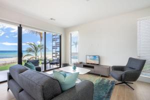 Posezení v ubytování Silver Reef 3 Oceanfront Condo