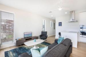 Kuchyň nebo kuchyňský kout v ubytování Silver Reef 3 Oceanfront Condo