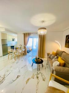 Kuchyň nebo kuchyňský kout v ubytování Sunny sweet apartment Olga