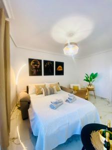 Postel nebo postele na pokoji v ubytování Sunny sweet apartment Olga