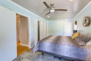 Una cama o camas en una habitación de New Bern Home with Water View about 6 Mi to Downtown!