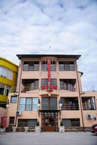 un edificio con un cartel en la parte delantera en Hotel Rion, en Mangalia