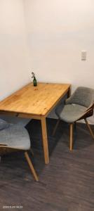uma mesa de madeira com duas cadeiras e uma planta sobre ela em 基隆3房8到9人房 em Ruifang
