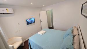Uma TV ou centro de entretenimento em Apartamento 3 quartos no Quadrilátero de Charme em Ipanema