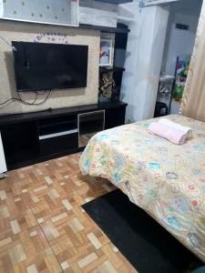 - une chambre avec un lit et une télévision à écran plat dans l'établissement POSADA CHABELITA, à Lima