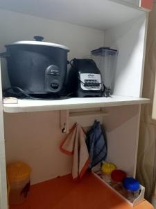 - une étagère de cuisine avec un grille-pain et un mixeur dans l'établissement POSADA CHABELITA, à Lima
