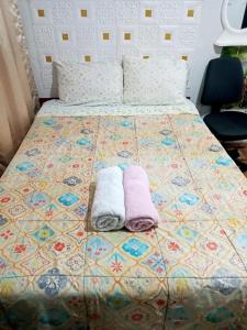 - un lit avec 2 serviettes dans l'établissement POSADA CHABELITA, à Lima