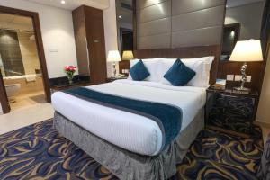 Postel nebo postele na pokoji v ubytování Omega Hotel Dubai