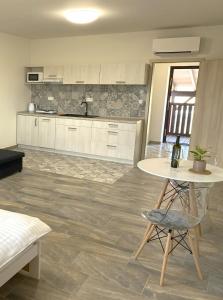Kuchyň nebo kuchyňský kout v ubytování Resort Konírna
