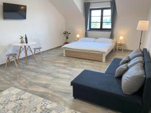 Postel nebo postele na pokoji v ubytování Resort Konírna