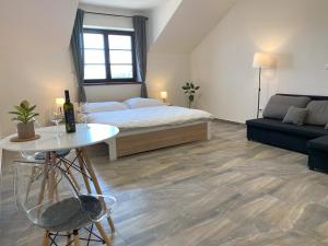 Postel nebo postele na pokoji v ubytování Resort Konírna