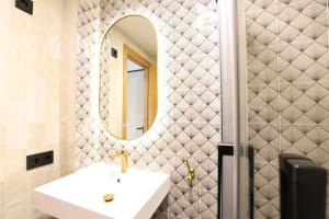 a bathroom with a white sink and a mirror at Maravilloso adosado para 8 en entorno privilegiado by Hometels in Canet de Berenguer +38 photos