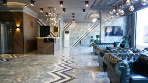 a lobby with a row of chairs and a bar at BM HOTEL City in Samsun