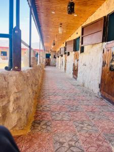 einen leeren Flur eines Gebäudes mit einer Steinmauer in der Unterkunft Petra Royal Ranch in Wadi Musa