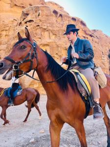 um homem montado num cavalo no deserto em Petra Royal Ranch em Wadi Musa