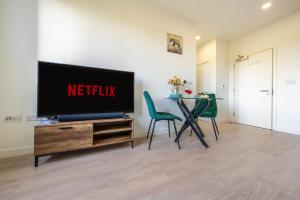 TV/trung tâm giải trí tại Luxury 1 Bedroom serviced apartment with Roof terrace & Gym