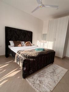 Haller Park Pasific Apartments Bamburi tesisinde bir odada yatak veya yataklar