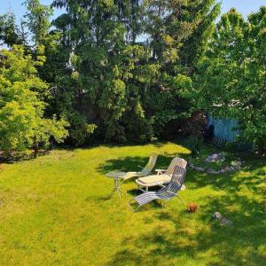 een tafel en twee stoelen in een tuin bij Dorina Diák- és Munkásszállás in Tiszaújváros