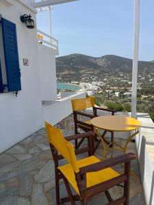 d'une table et de chaises sur un balcon avec vue. dans l'établissement Venikouas Hotel, à Platis Gialos