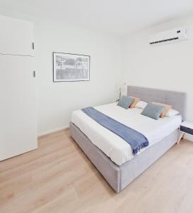 a bedroom with a large bed in a white room at Stylish 2 Bed 2 Bath Apt in St Julians in St. Julianʼs