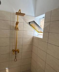 uma casa de banho com um chuveiro e uma janela em Sublime petite maison à Koira Kano em Niamey