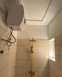 y baño con ducha con cabezal de ducha. en Sublime petite maison à Koira Kano en Niamey