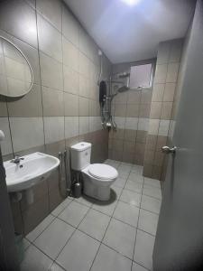 Ένα μπάνιο στο HM Homestay Seri Serindit Residensi