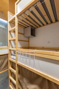Hostel & cia emeletes ágyai egy szobában