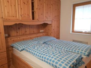 - une chambre avec un lit et une couette bleue et blanche dans l'établissement Haus Renata by Globalimmoservice, à Bad Kleinkirchheim