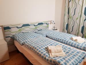 1 dormitorio con 2 camas con sábanas azules y blancas en Haus Renata by Globalimmoservice en Bad Kleinkirchheim