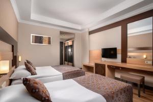 Postel nebo postele na pokoji v ubytování Telatiye Resort Hotel + 37 fotografií