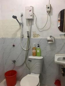 y baño con ducha, aseo y lavamanos. en Montalban RestHouse 1 AC BR TownHouse en Rodriguez