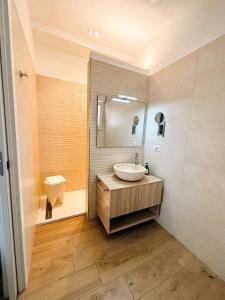 a bathroom with a sink and a mirror at Strettomare-Business & travel apartment in Reggio Calabria