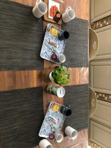 una mesa con botellas de vino y copas. en Gîte Délia Les Makes, en Saint-Louis