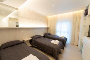 una habitación de hotel con 2 camas en una habitación en Hotel Fatun en Mar del Plata