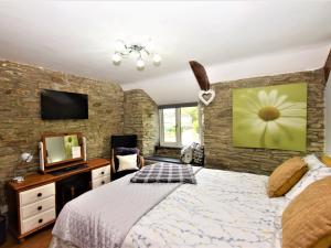 Giường trong phòng chung tại 2 Bed in Looe 04708