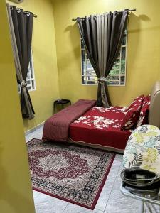 Giường trong phòng chung tại guest house jalan baru sg duri
