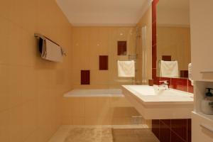 Ένα μπάνιο στο Airport Rin Nord Residence Apartment - Self check-in +15 φωτογραφίες