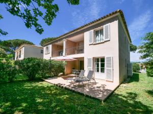 an exterior view of a house with a yard at Dolce Vita Plage et St Tropez - 10 in Saint-Tropez